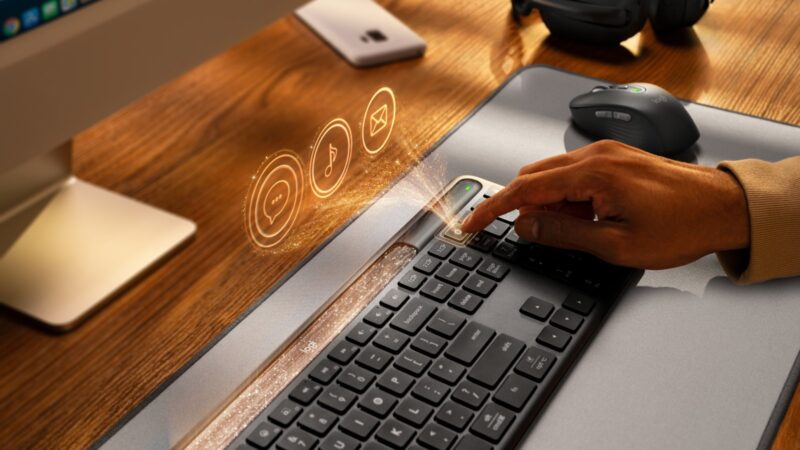Новата клавиатура Logitech Signature Slim Solar+ K980 работи до 4 месеца без зареждане