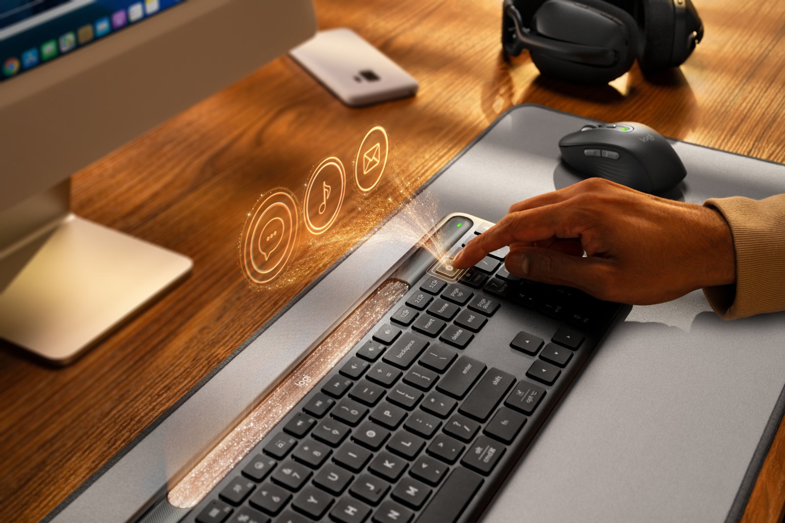 Новата клавиатура Logitech Signature Slim Solar+ K980 работи до 4 месеца без зареждане