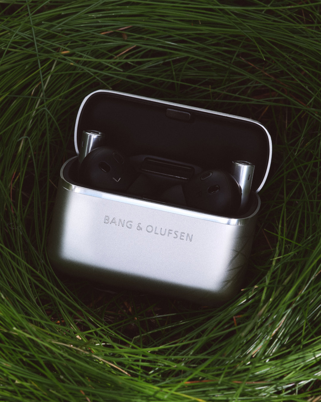 Bang & Olufsen създаде Beo Grace, есенцията на цял век дизайн, въплатена в елегантни безжични слушалки
