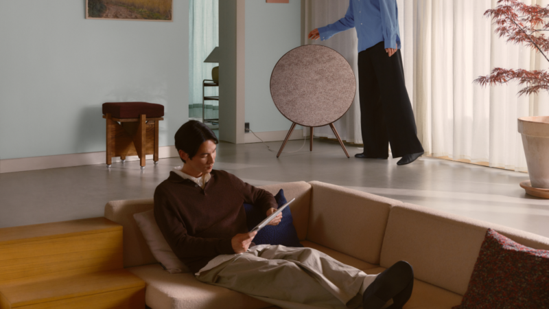BANG & OLUFSEN представя BEOSOUND A9 в цвят SIENNA BROWN с нова персонализирана дамаска WOOLSCAPE от KVADRAT